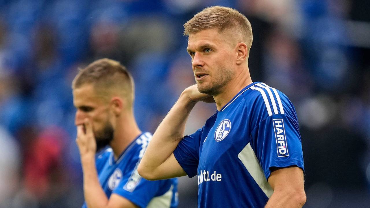 Simon Terodde und Dominick Drexler am 27. August 2022 beim Spiel des FC Schalke gegen Union Berlin.