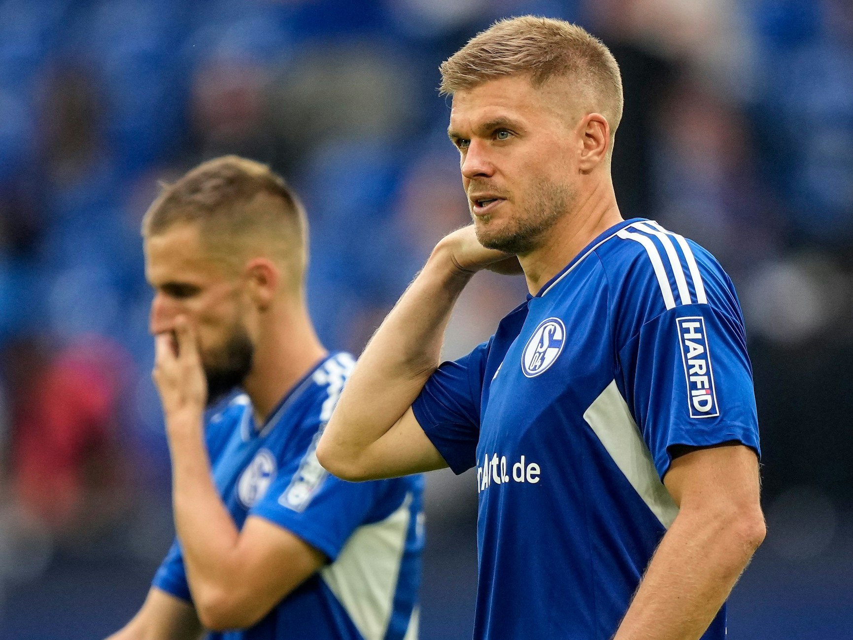 Simon Terodde und Dominick Drexler am 27. August 2022 beim Spiel des FC Schalke gegen Union Berlin.
