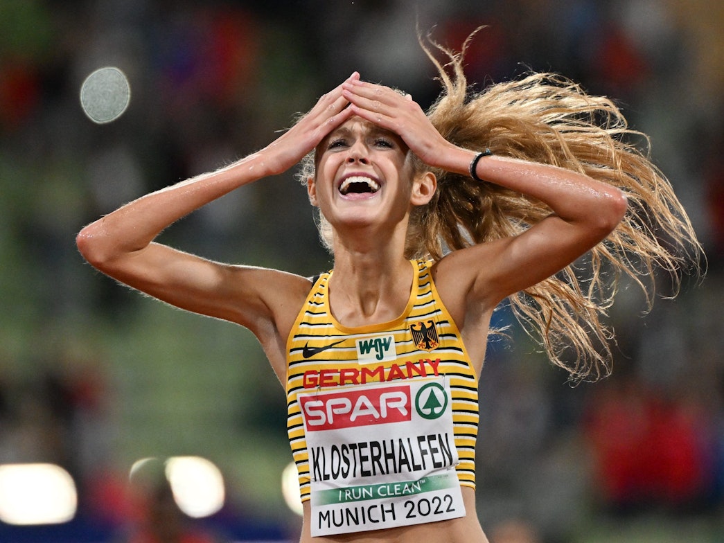 Konstanze Klosterhalfen kann ihr Glück beim EM-Gold kaum fassen.
