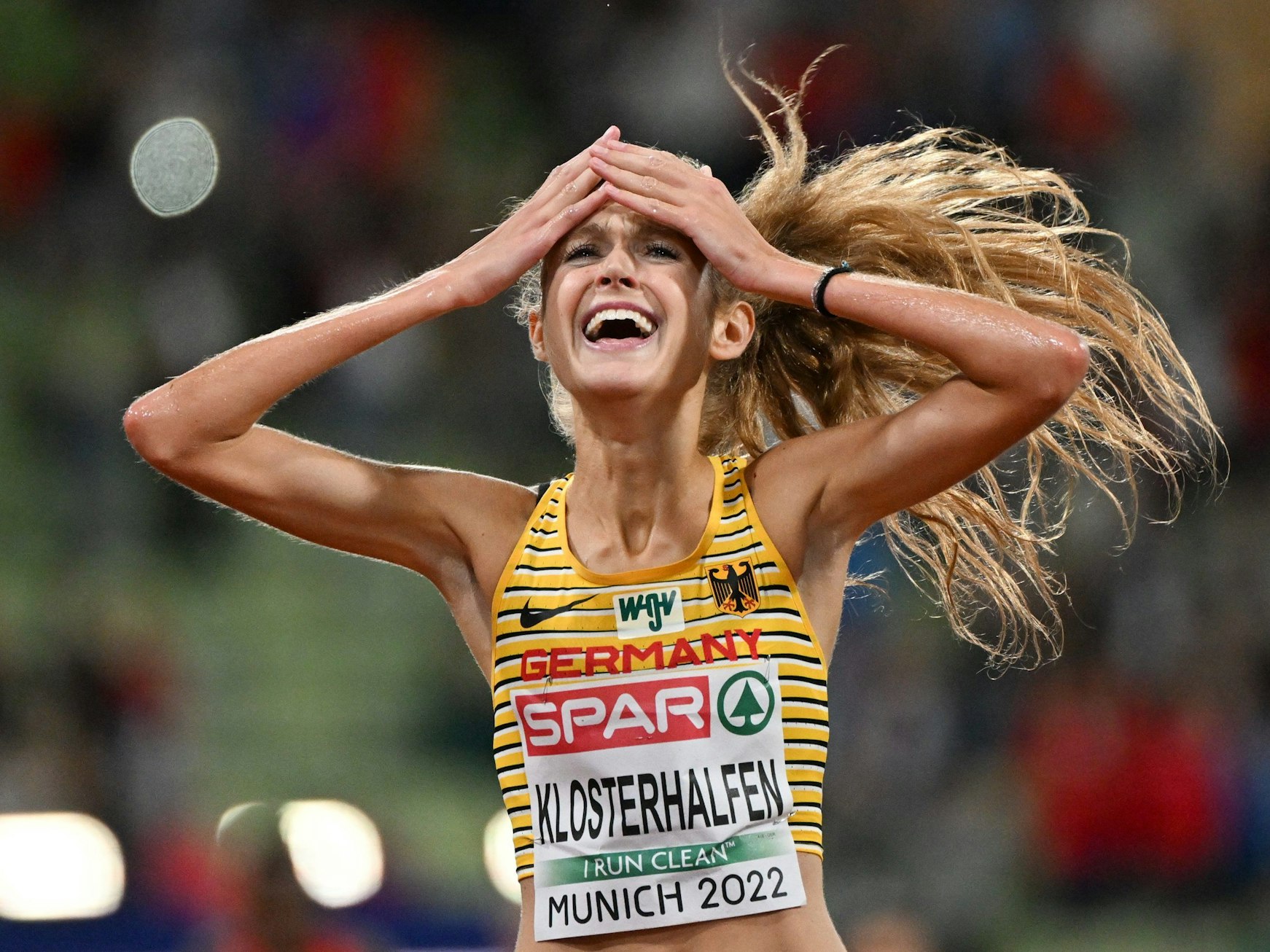 Konstanze Klosterhalfen kann ihr Glück beim EM-Gold kaum fassen.