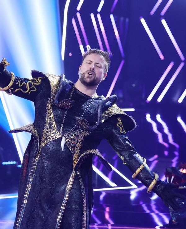 GZSZ-Star Felix von Jascheroff nimmt die Maske seines „Black Mamba“-Kostüms bei „The Masked Singer“ ab.