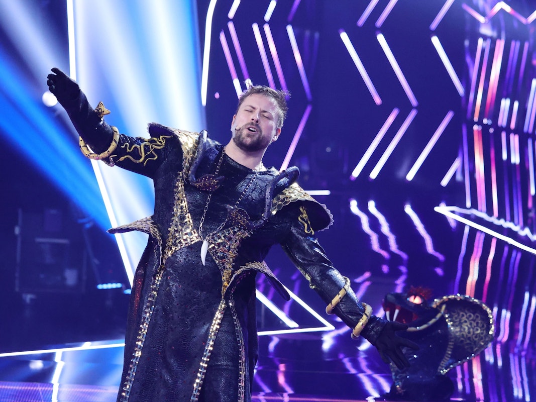 GZSZ-Star Felix von Jascheroff nimmt die Maske seines „Black Mamba“-Kostüms bei „The Masked Singer“ ab.