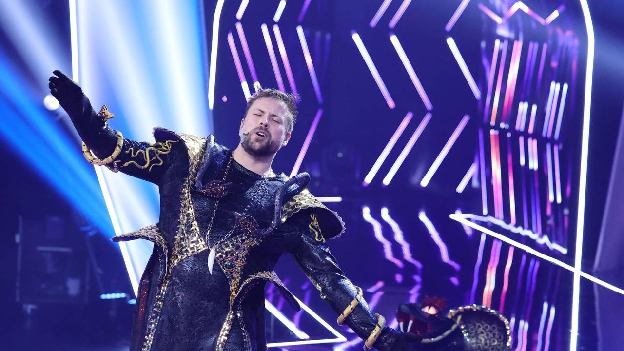 GZSZ-Star Felix von Jascheroff nimmt die Maske seines „Black Mamba“-Kostüms bei „The Masked Singer“ ab.
