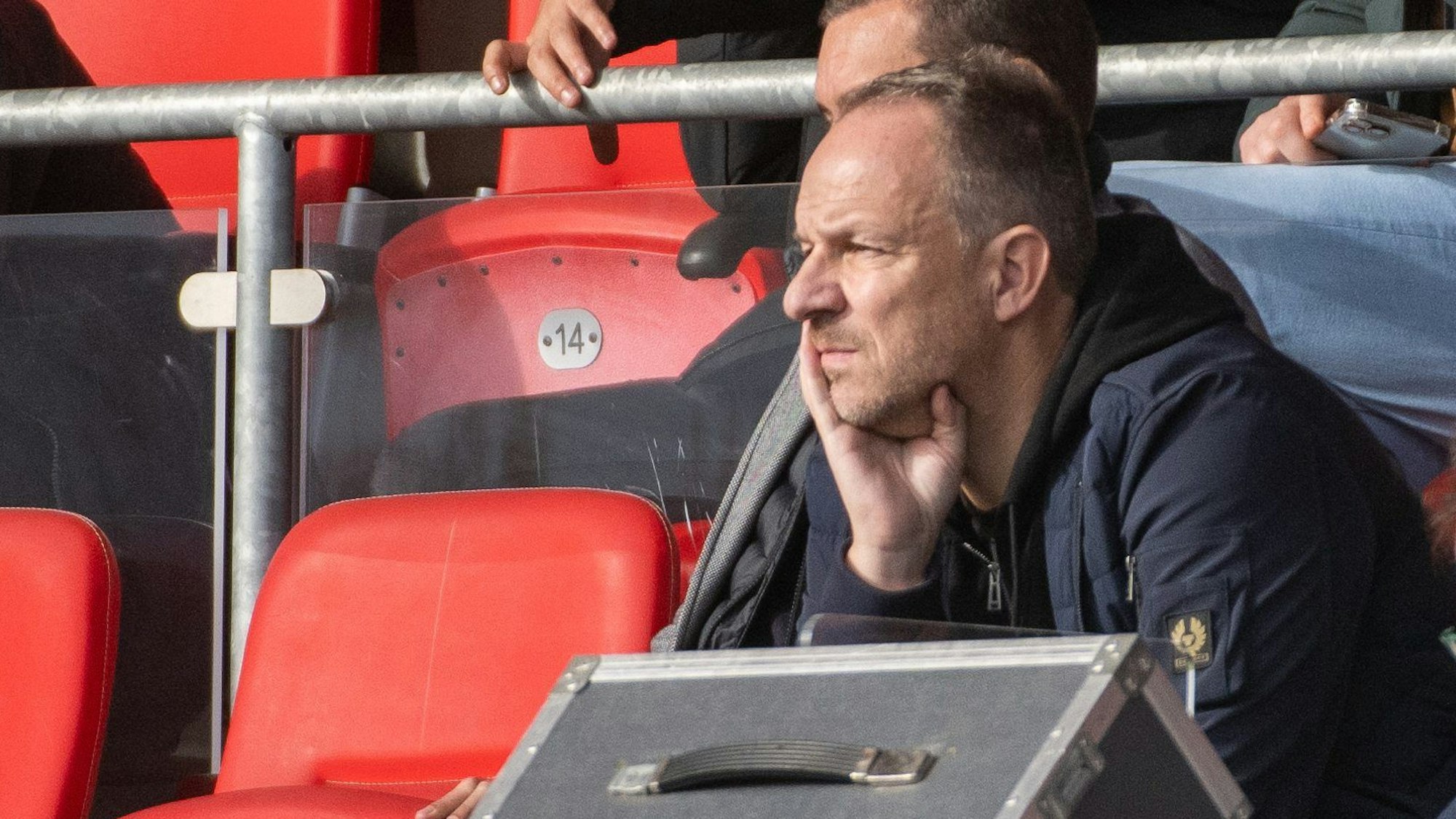 Alexander Zorniger sitzt auf der Tribüne in Heidenheim.