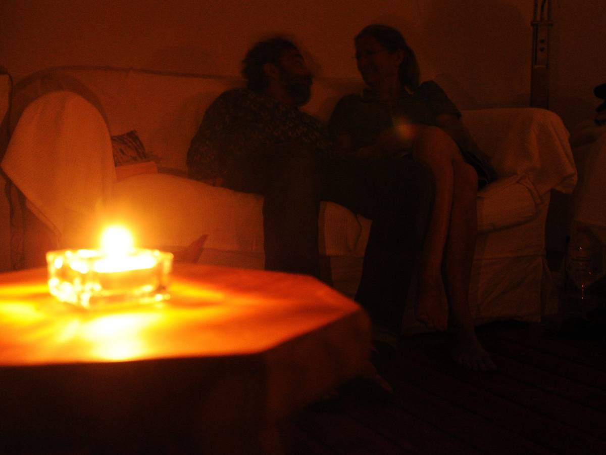 Ein Paar sitzt während eines Stromausfalls bei Kerzenschein in einer Wohnung in Hannover. In Bayern laufen derzeit die Planungen für einen großflächigen und langanhaltenden Stromausfall, einen sogenannten Blackout.