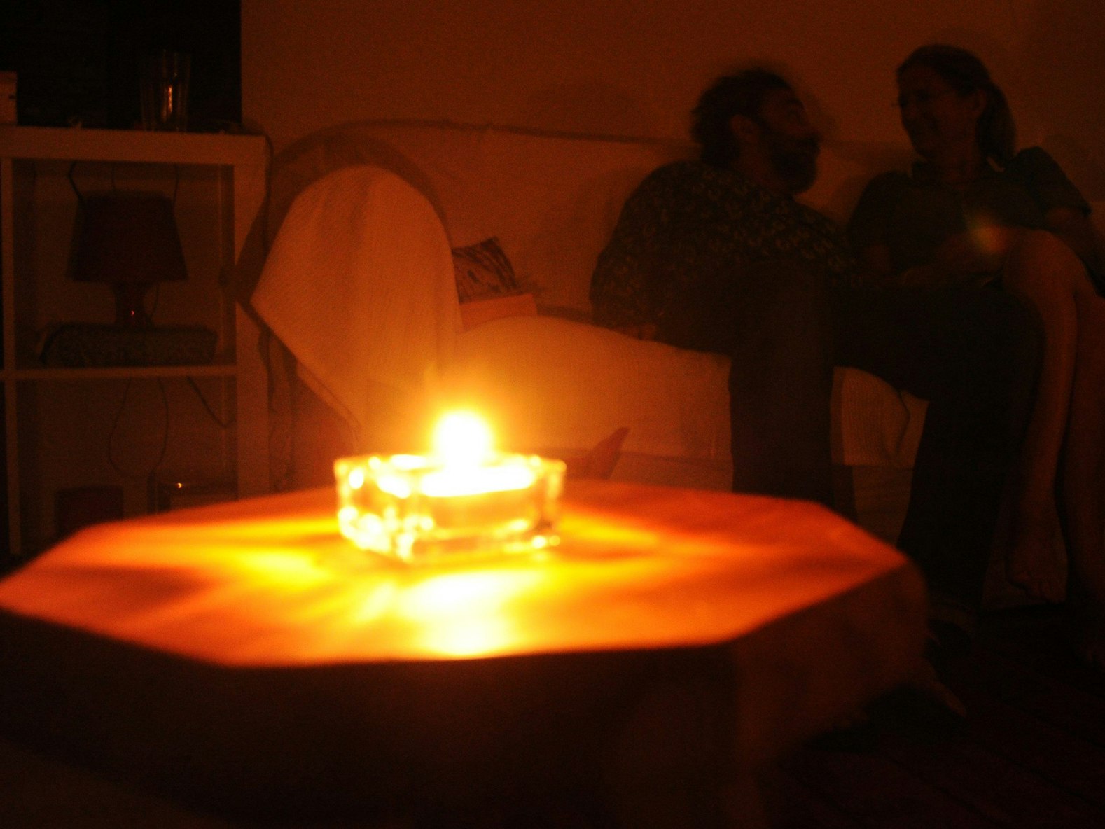 Ein Paar sitzt während eines Stromausfalls bei Kerzenschein in einer Wohnung in Hannover (Symbolbild vom 13. Juli 2011). Spezialkräfte der Bundeswehr bereiten sich auf einen großflächigen und langanhaltenden Stromausfall, einen sogenannten Blackout vor.