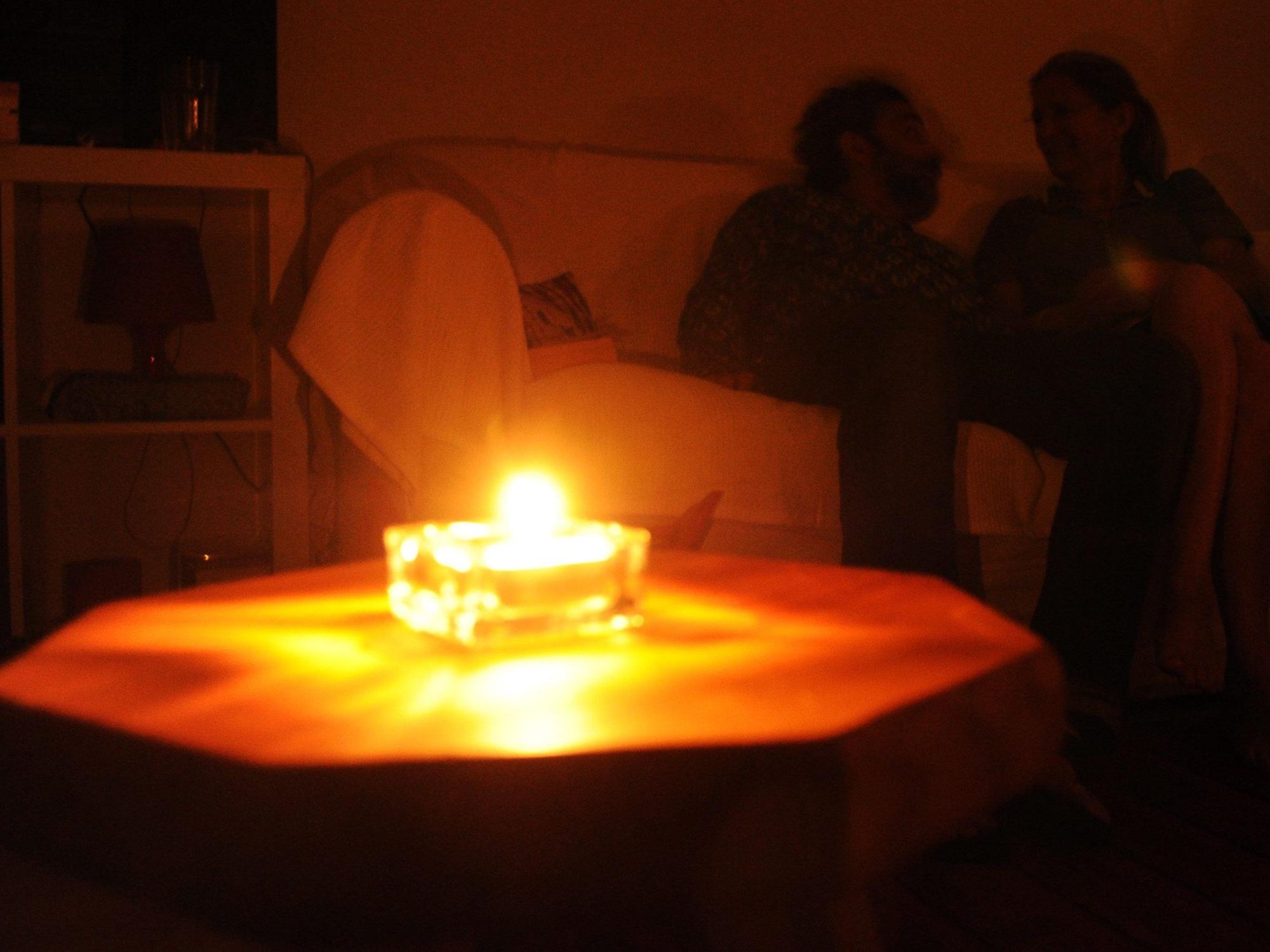 Ein Paar sitzt während eines Stromausfalls bei Kerzenschein in einer Wohnung in Hannover (Symbolbild vom 13. Juli 2011). Spezialkräfte der Bundeswehr bereiten sich auf einen großflächigen und langanhaltenden Stromausfall, einen sogenannten Blackout vor.