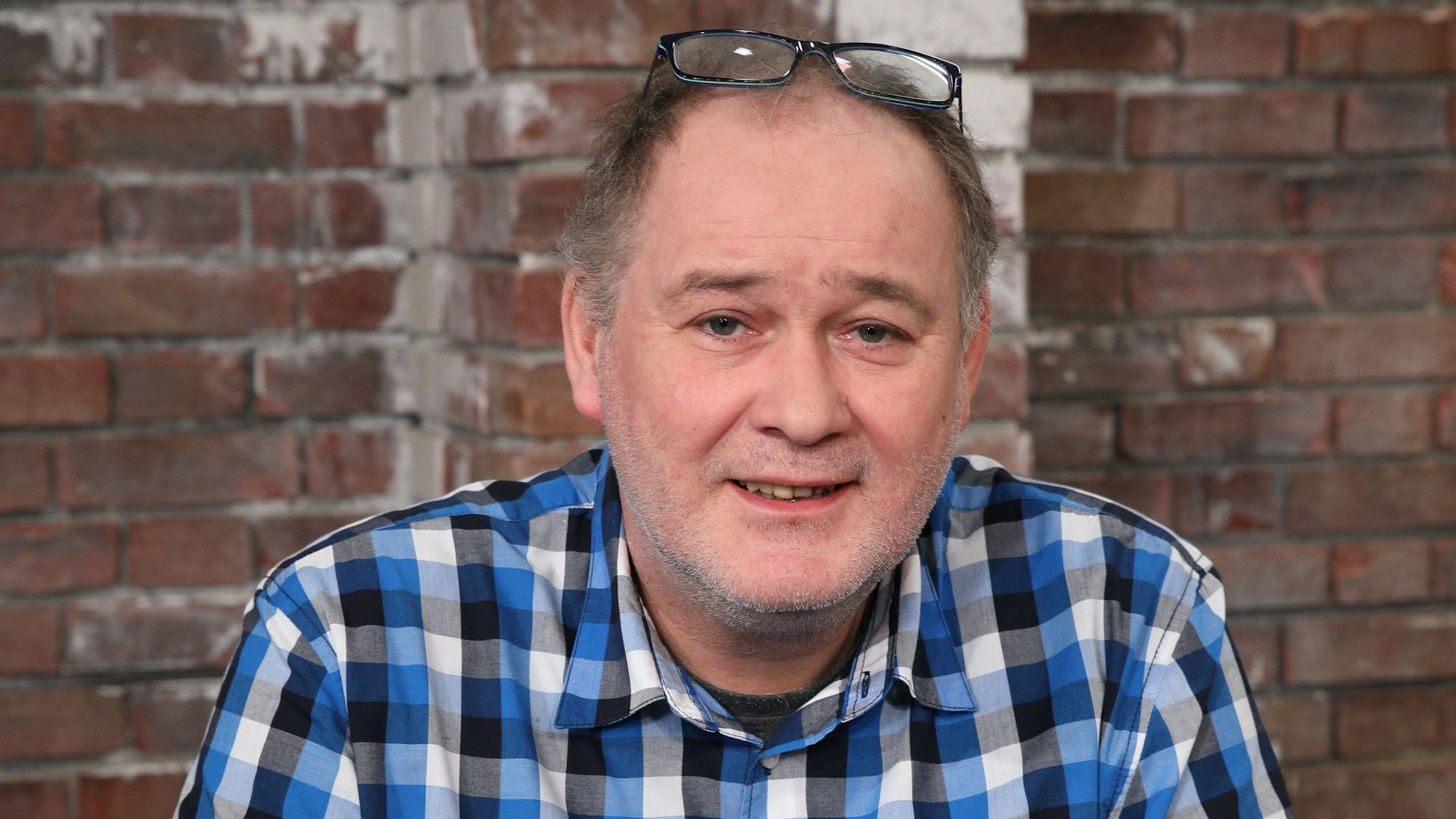 Walter Lehnertz posiert bei einem Pressetermin für die ZDF-Trödelshow „Bares für Rares“ für die Kamera.