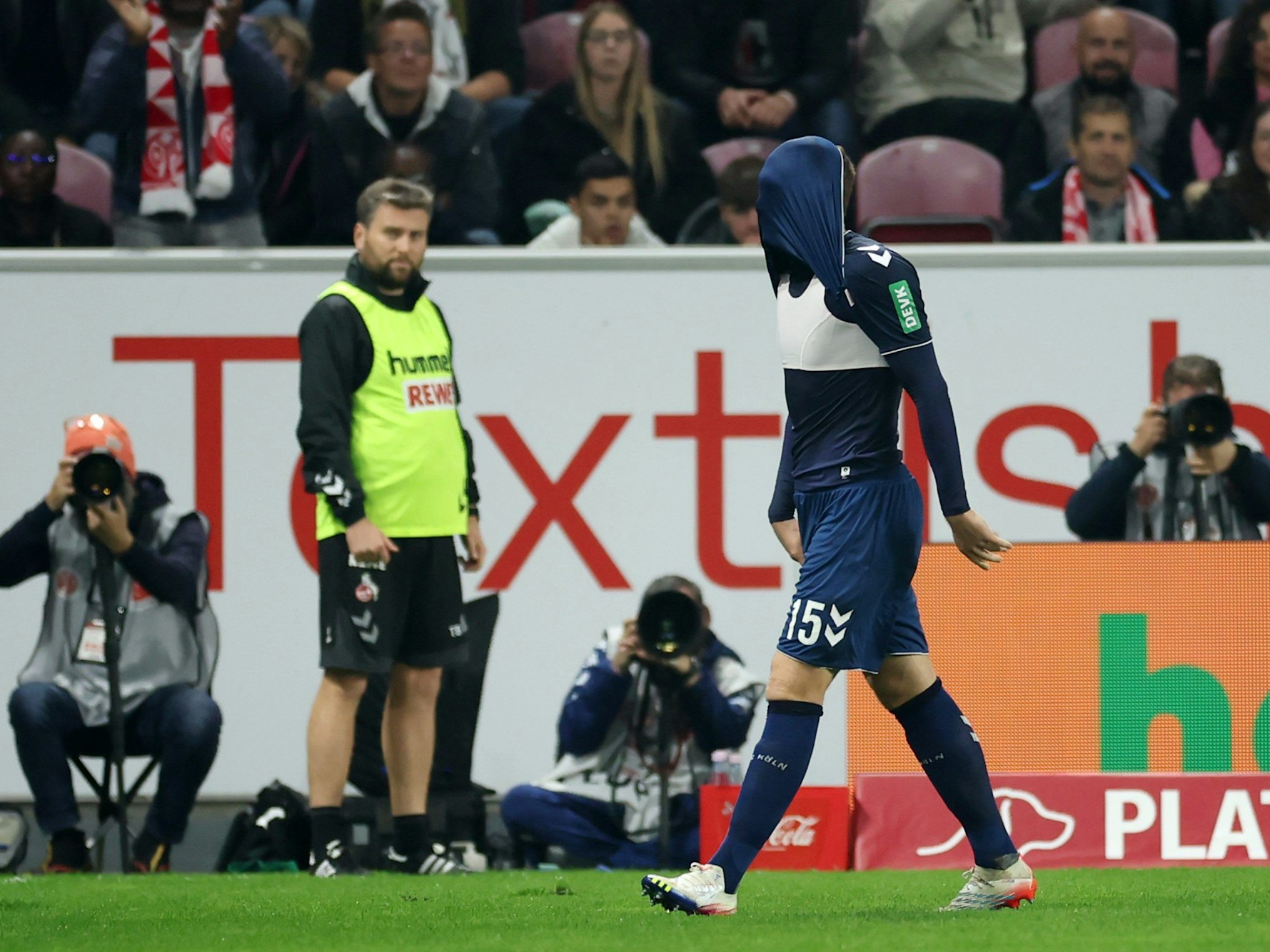 Luca Kilian versteckt sich unter seinem Trikot.