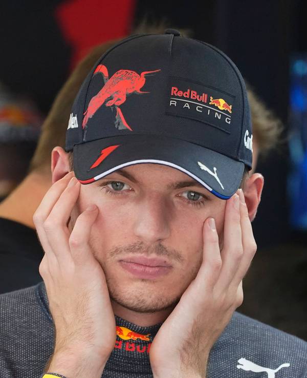 Red-Bull-Pilot Max Verstappen (Niederlande) hält sich die Ohren zu.