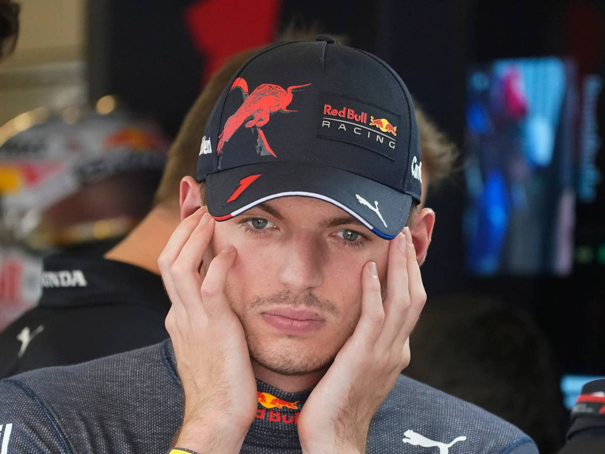Red-Bull-Pilot Max Verstappen (Niederlande) hält sich die Ohren zu.