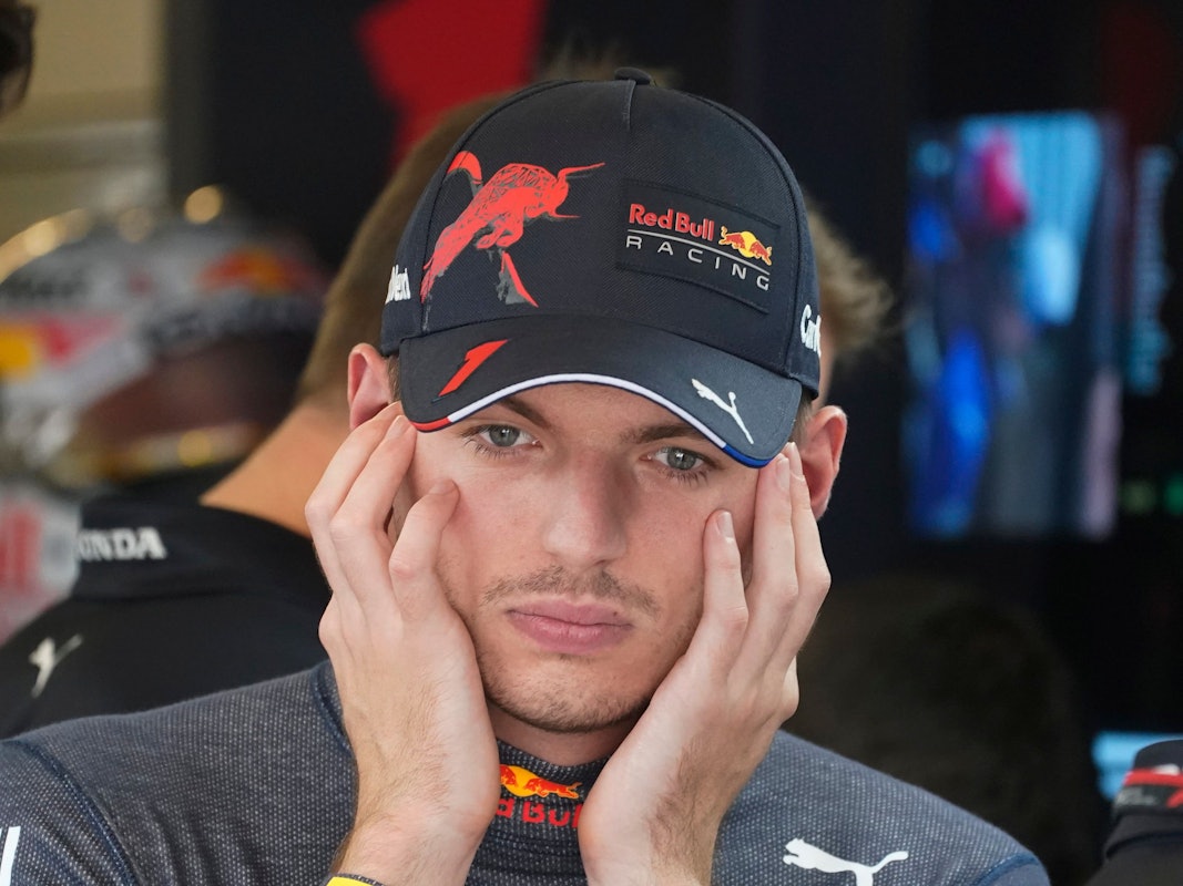 Red-Bull-Pilot Max Verstappen (Niederlande) hält sich die Ohren zu.