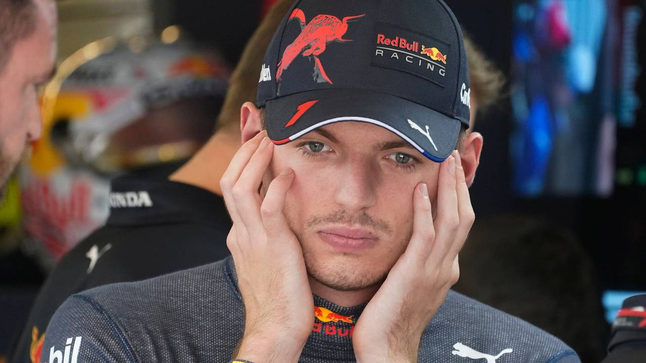 Red-Bull-Pilot Max Verstappen (Niederlande) hält sich die Ohren zu.