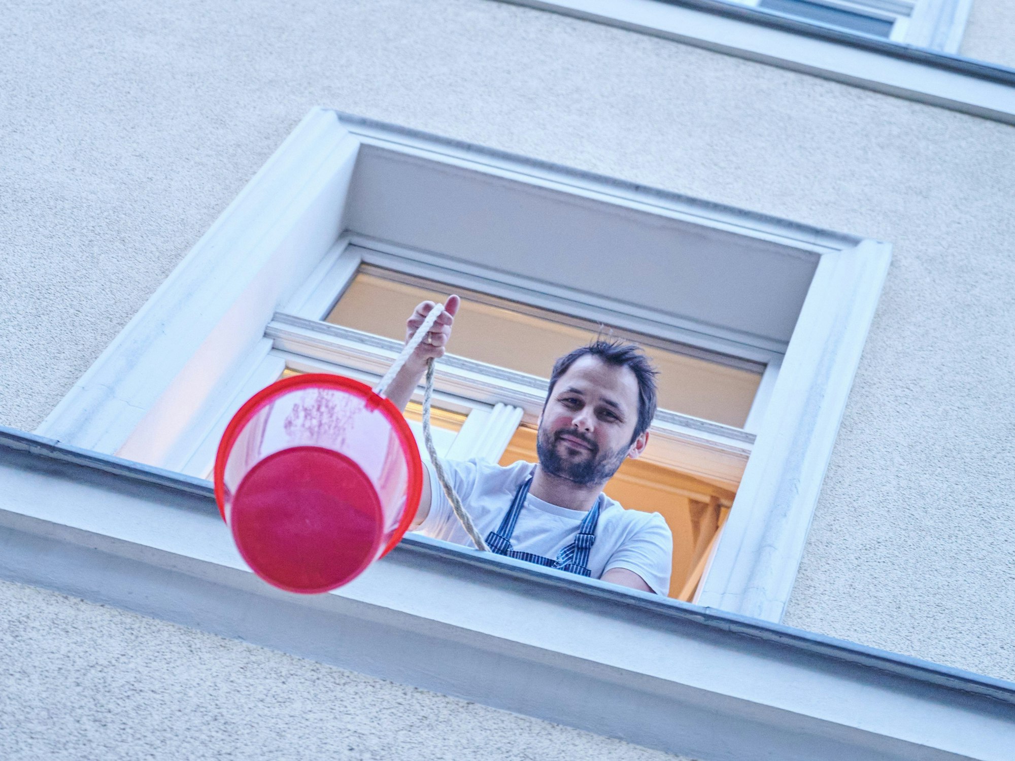 Christopher Seelig, Betriebswirt und Gründer von Food Technique Berlin kocht und verkauft das japanische Gericht Ramen und lässt seine Bestellungen via Eimer zu den Kunden.