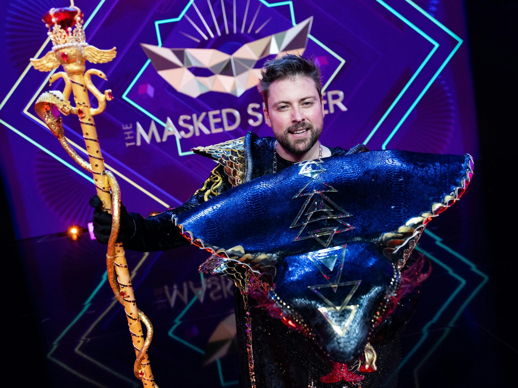 Felix von Jascheroff, Schauspieler, steht als Figur „Black Mamba“ in der Prosieben-Show „The Masked Singer“ auf der Bühne.