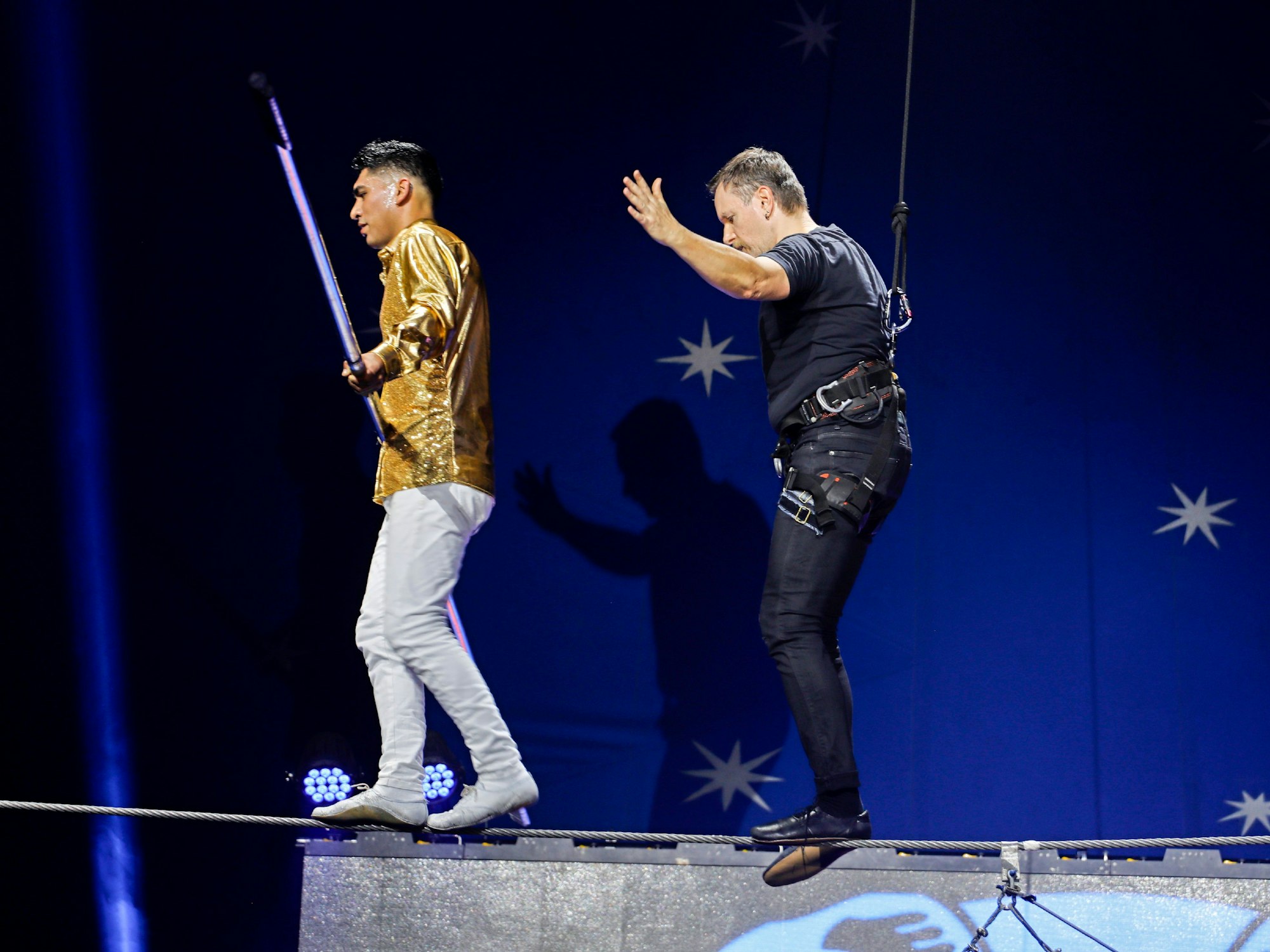 Zwei Männer balancieren auf einem Hochseil.