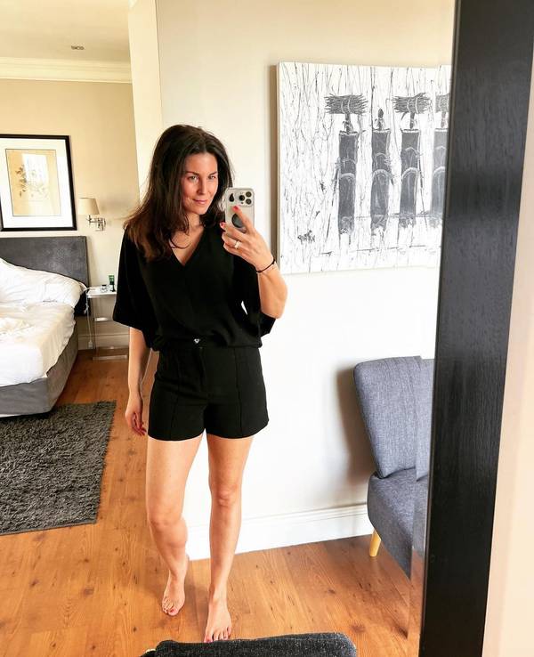 Vanessa posiert vor einem Hotelzimmer-Spiegel für ein Selfie.