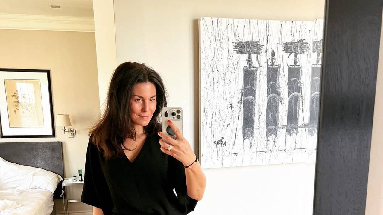 Vanessa posiert vor einem Hotelzimmer-Spiegel für ein Selfie.