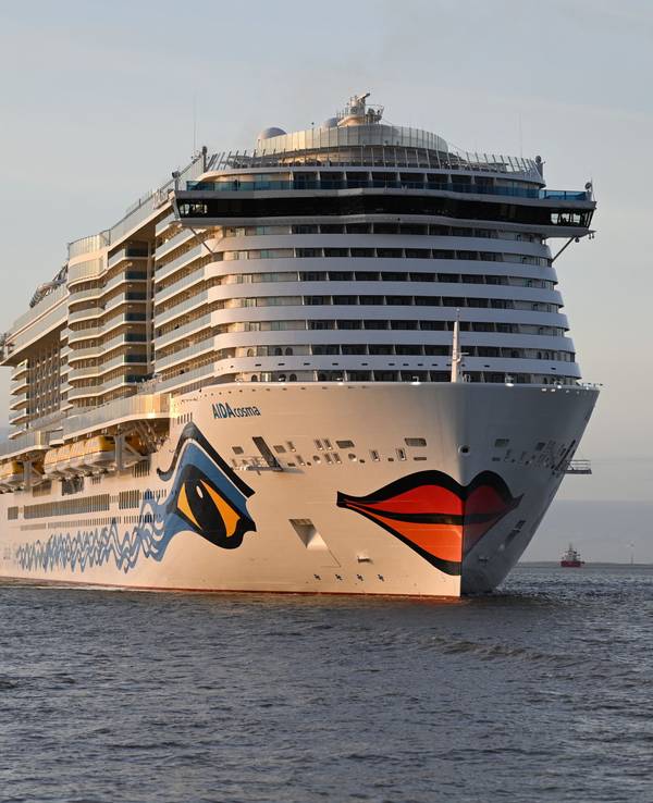 Ein Kreuzfahrtschiff der Aida-Flotte (hier die Aidacosma) ist auf hoher See in einen Sturm geraten.