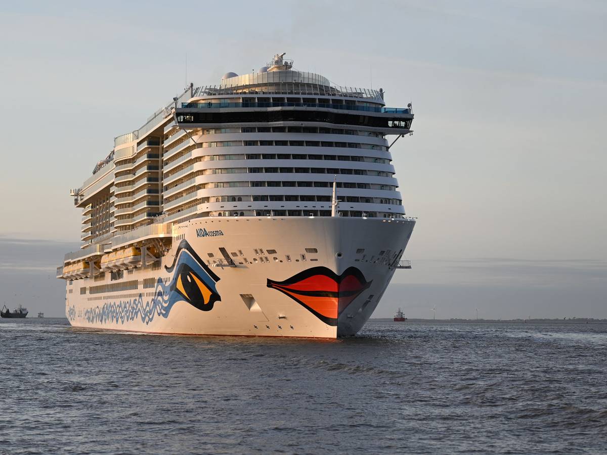 Ein Kreuzfahrtschiff der Aida-Flotte (hier die Aidacosma) ist auf hoher See in einen Sturm geraten.