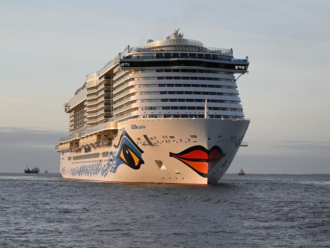 Ein Kreuzfahrtschiff der Aida-Flotte (hier die Aidacosma) ist auf hoher See in einen Sturm geraten.