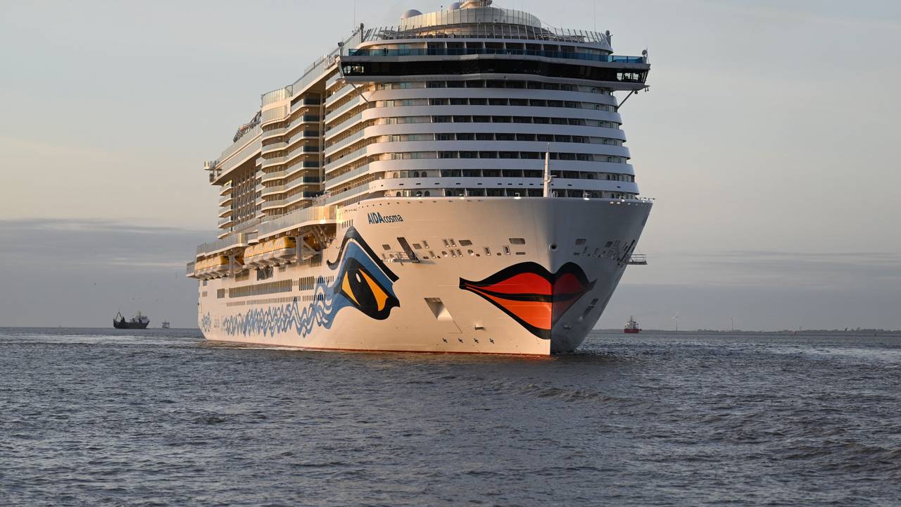 Ein Kreuzfahrtschiff der Aida-Flotte (hier die Aidacosma) ist auf hoher See in einen Sturm geraten.
