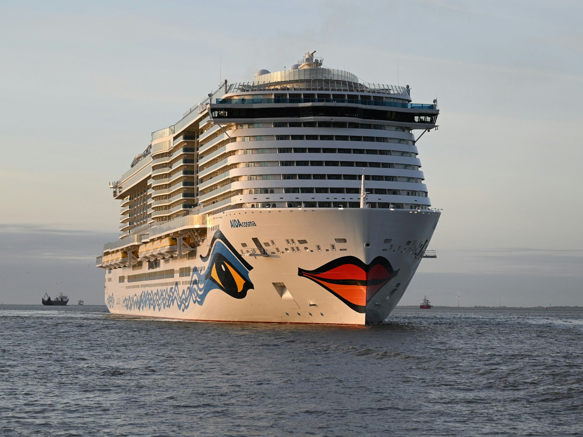 Ein Kreuzfahrtschiff der Aida-Flotte (hier die Aidacosma) ist auf hoher See in einen Sturm geraten.