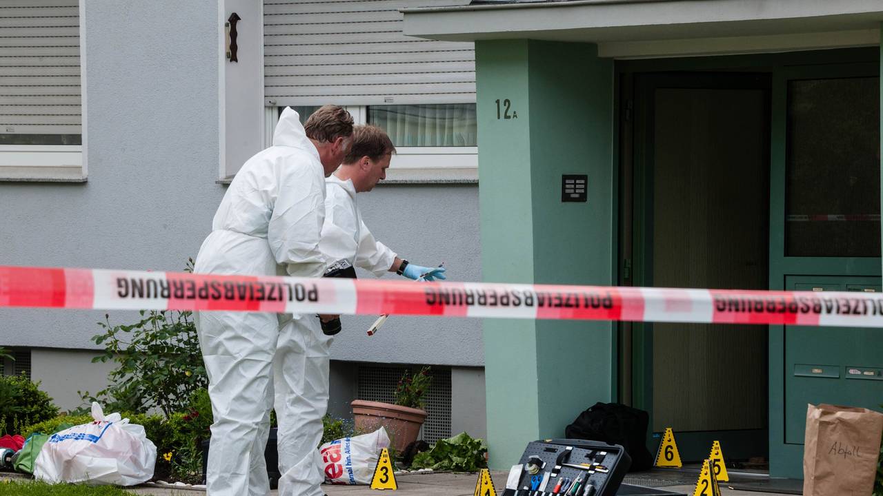 Beamte der Spurensicherung arbeiten vor einem Haus mit ihrem Equipment.