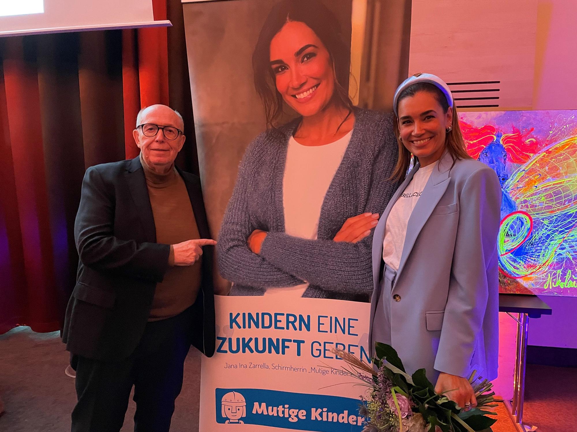 Reiner Calmund mit Jana Ina beim Verein „Mutige Kinder“.