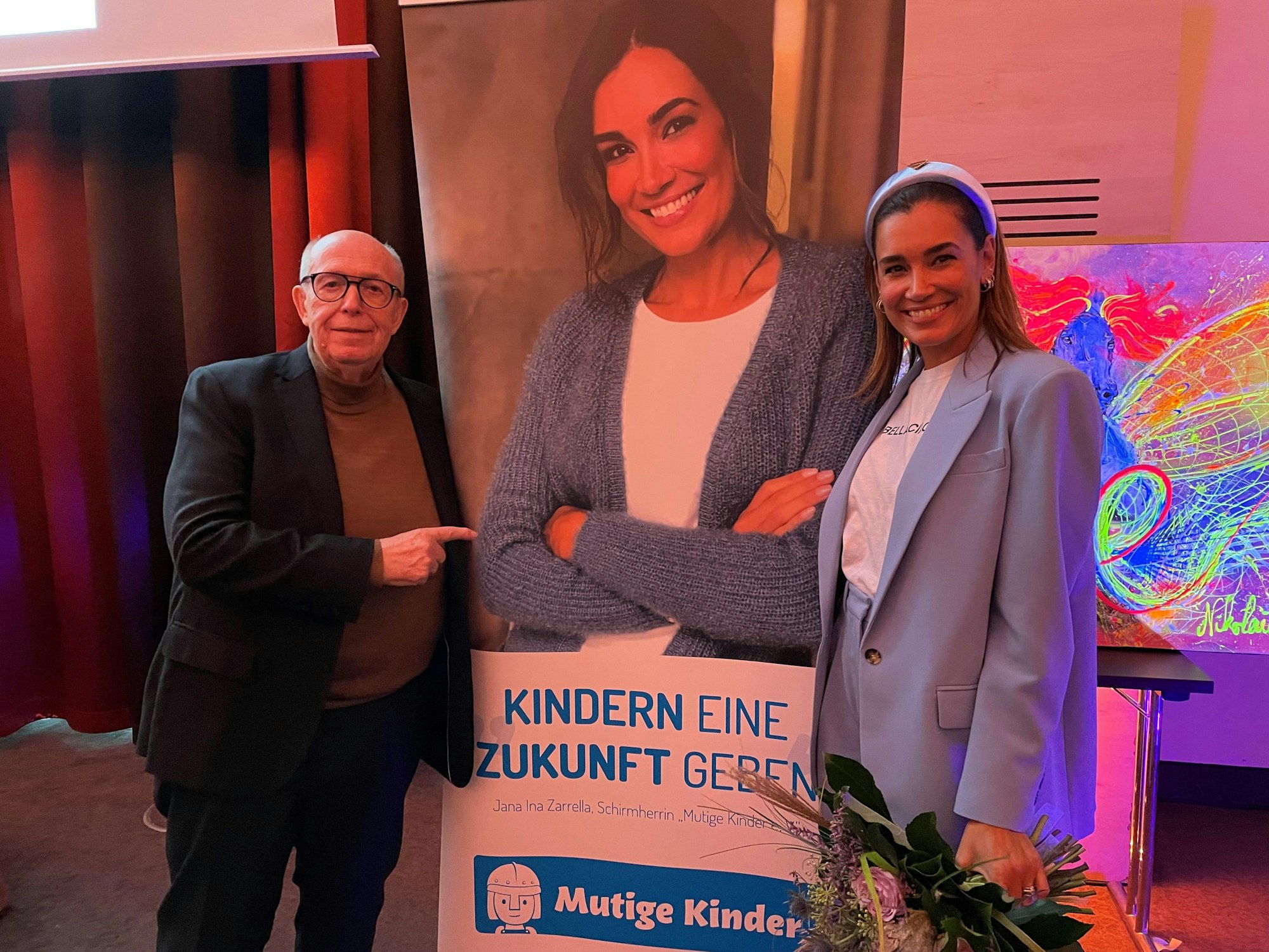 Reiner Calmund mit Jana Ina beim Verein „Mutige Kinder“.