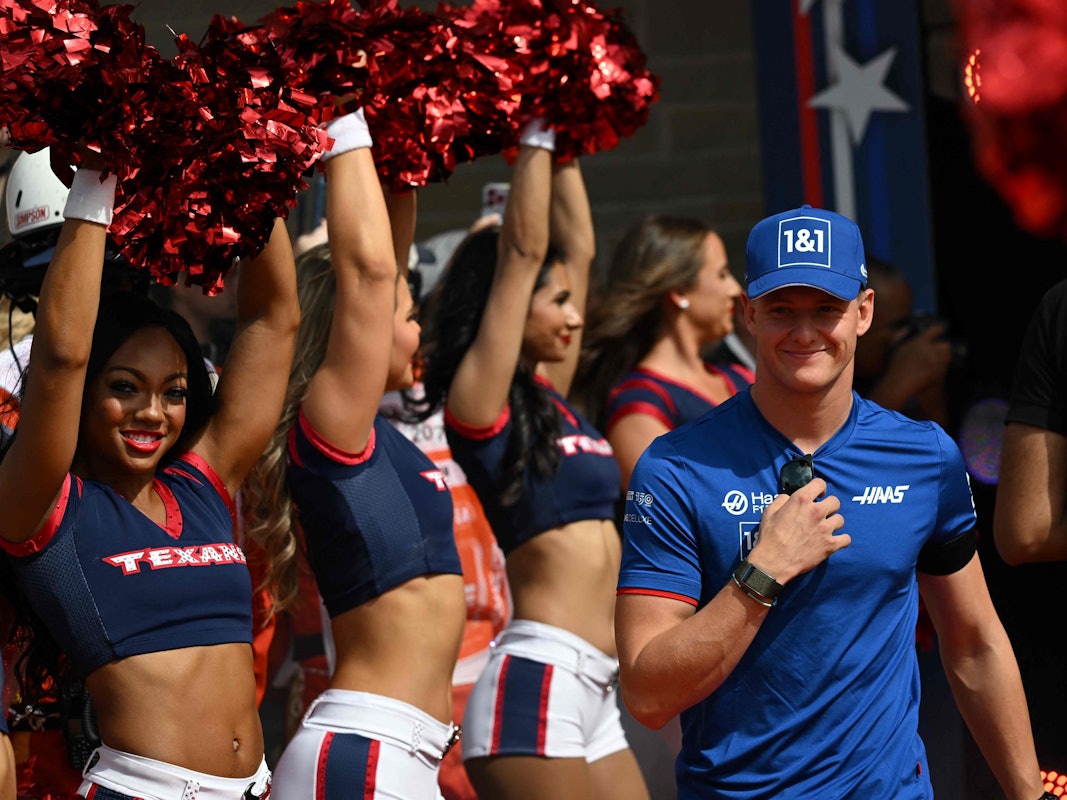 Mick Schumacher erscheint zur Fahrerparade in Austin.