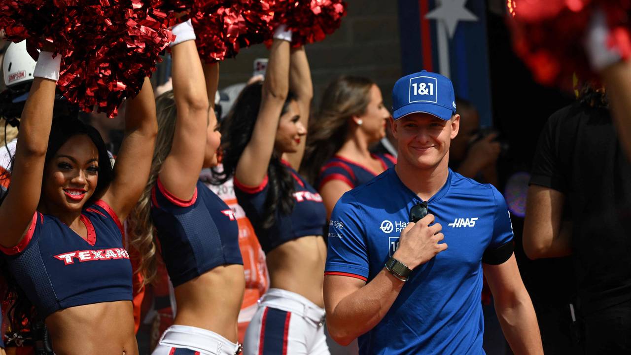 Mick Schumacher erscheint zur Fahrerparade in Austin.