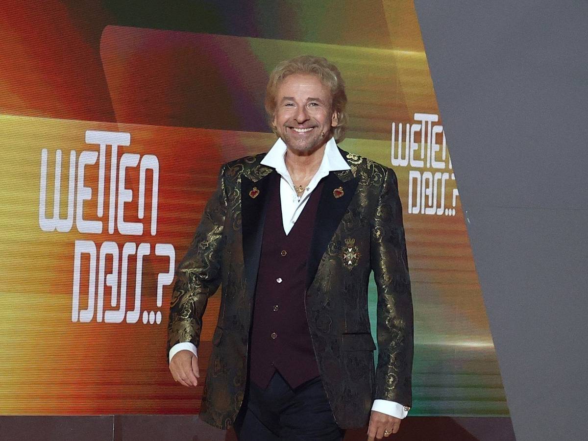 Thomas Gottschalk kommt zu Beginn der ZDF-Jubiläumsshow „Wetten, dass..?“ auf die Bühne.