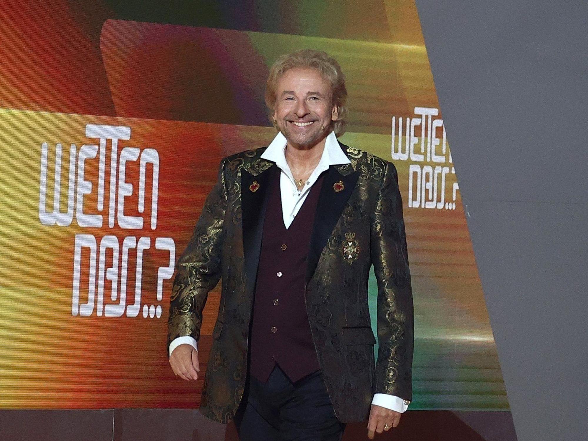 Thomas Gottschalk kommt zu Beginn der ZDF-Jubiläumsshow „Wetten, dass..?“ auf die Bühne.
