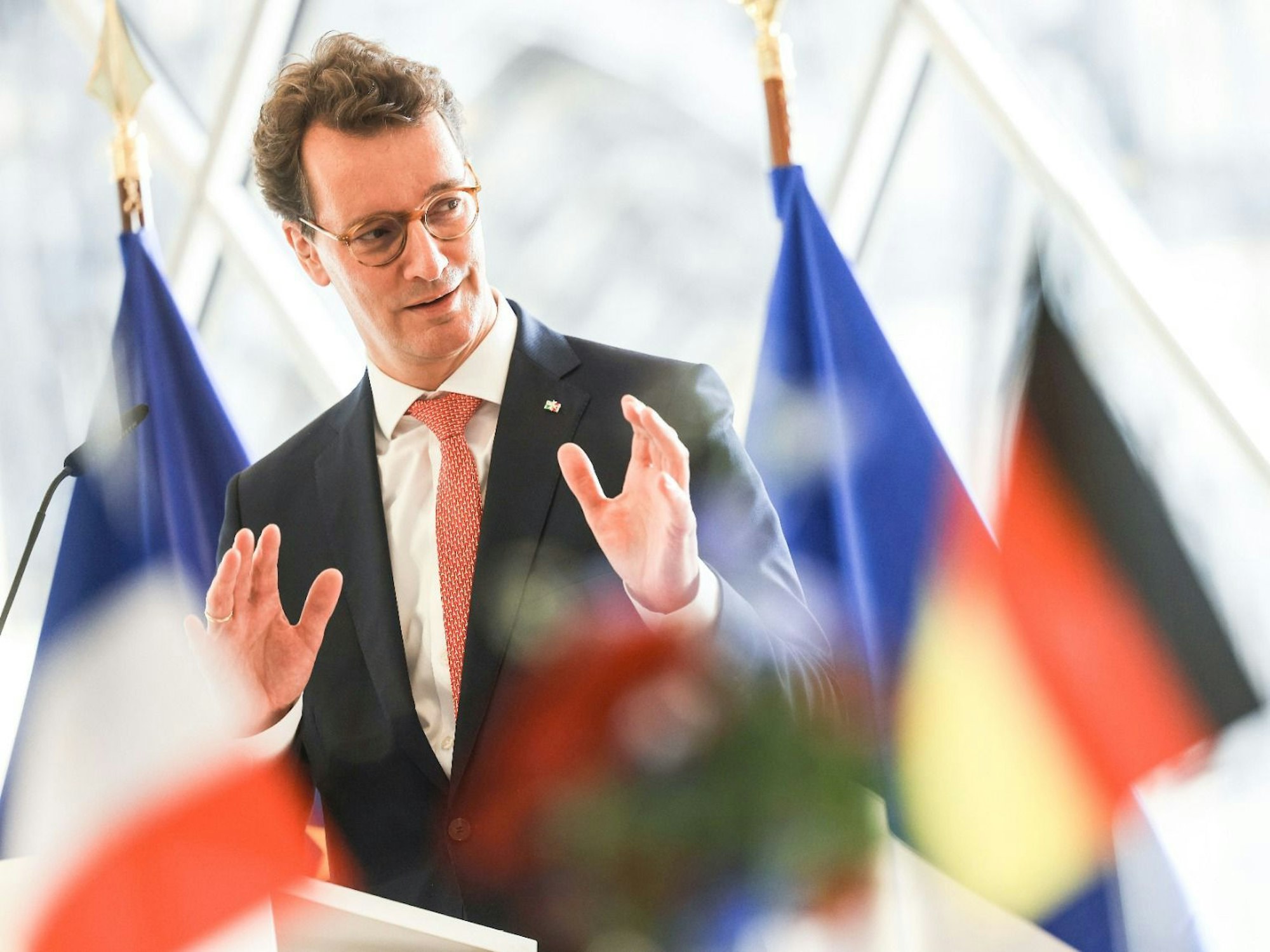 Hendrik Wüst (CDU), Ministerpräsident von Nordrhein-Westfalen, spricht nach der Besichtigung der Restaurierung der Notre-Dame-Fenster.