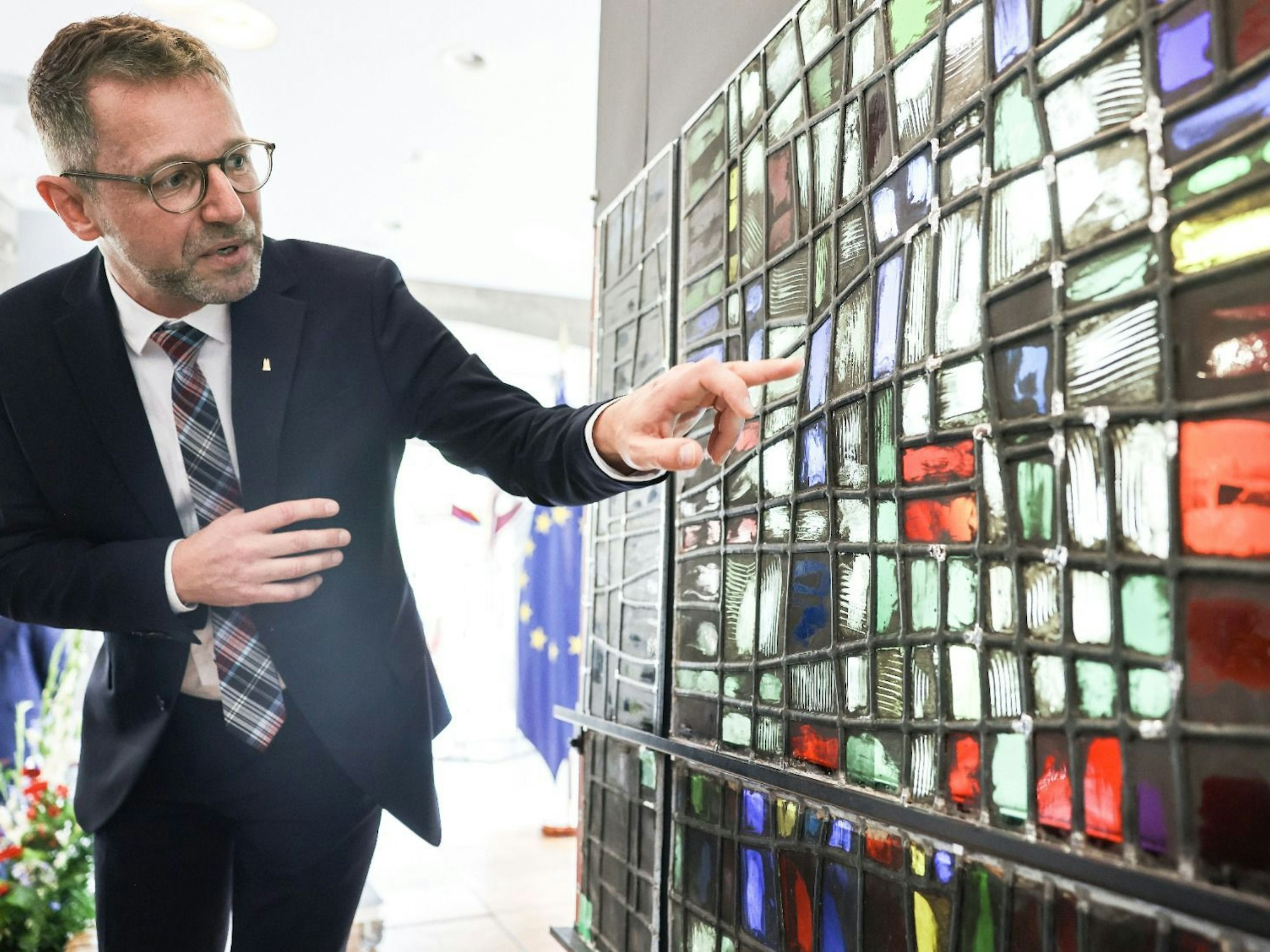 Peter Füssenich, Dombaumeister, erläutert an einem Fenster aus der Kirche Notre-Dame die Restaurierungsarbeiten.