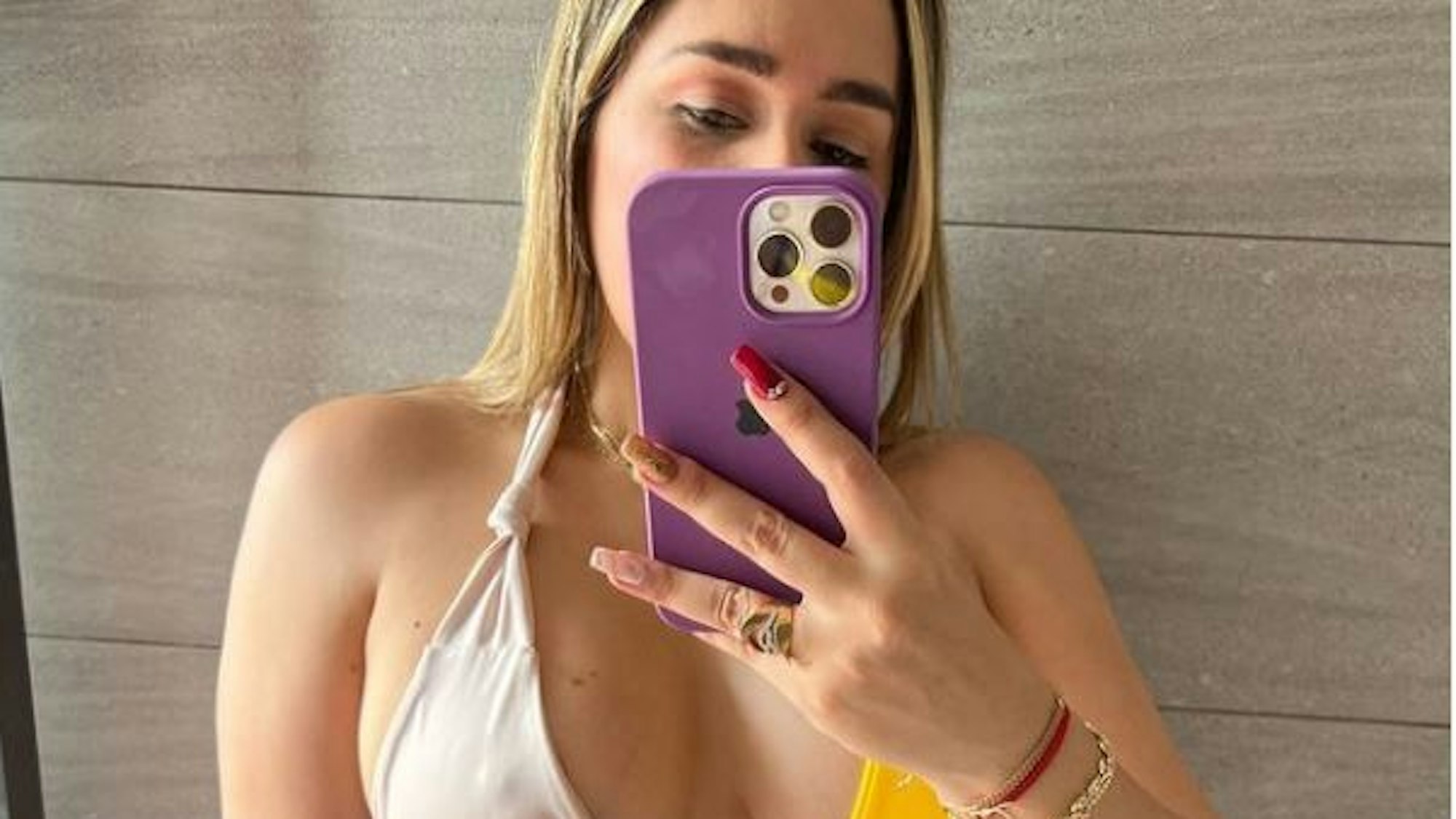 Yeimmy Ilias Isaza macht ein Selfie.