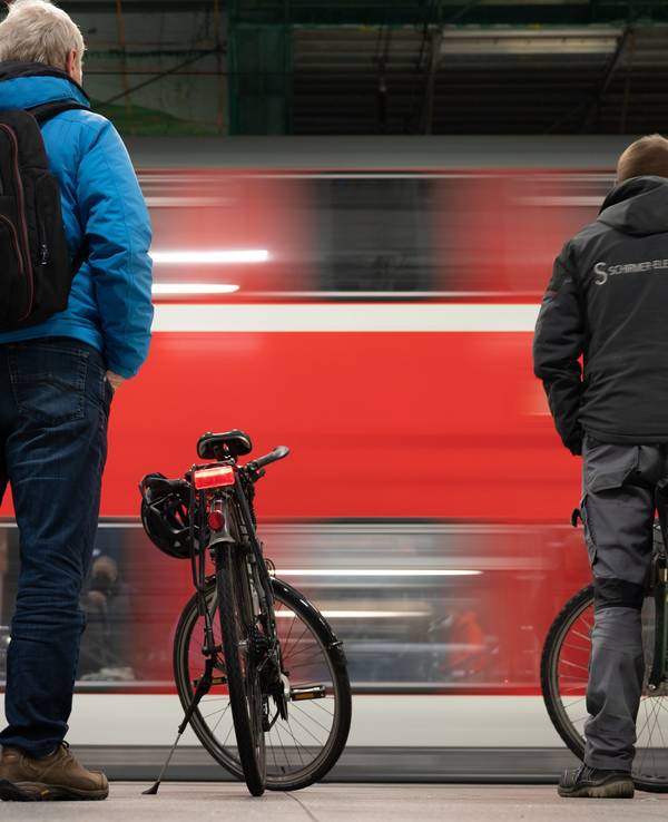 Eine S-Bahn der Deutschen Bahn fährt an einem Bahnsteig im Hauptbahnhof.