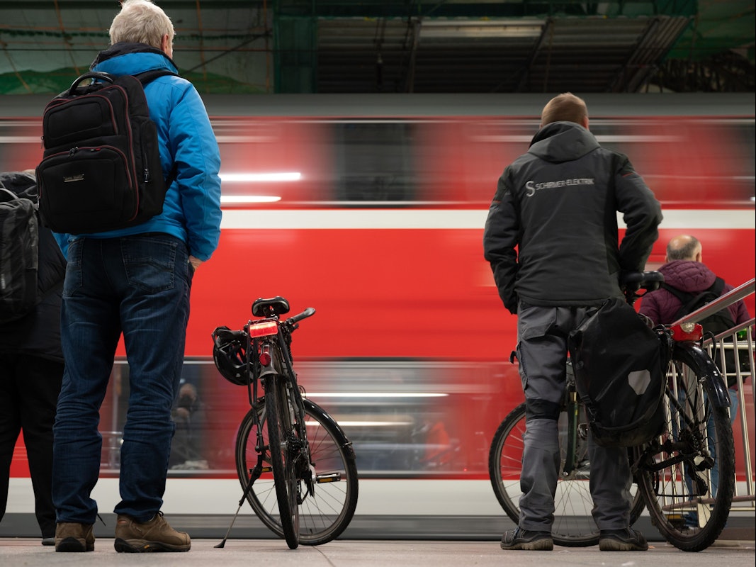 Eine S-Bahn der Deutschen Bahn fährt an einem Bahnsteig im Hauptbahnhof.