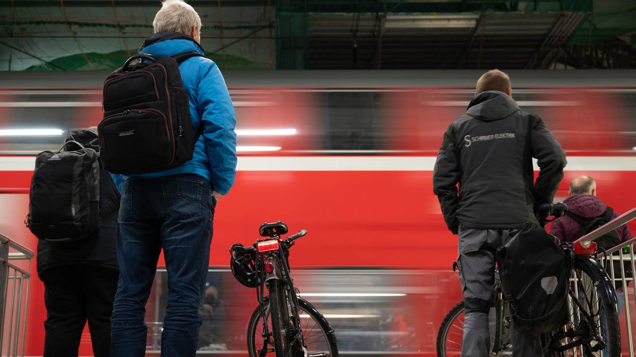 Eine S-Bahn der Deutschen Bahn fährt an einem Bahnsteig im Hauptbahnhof.