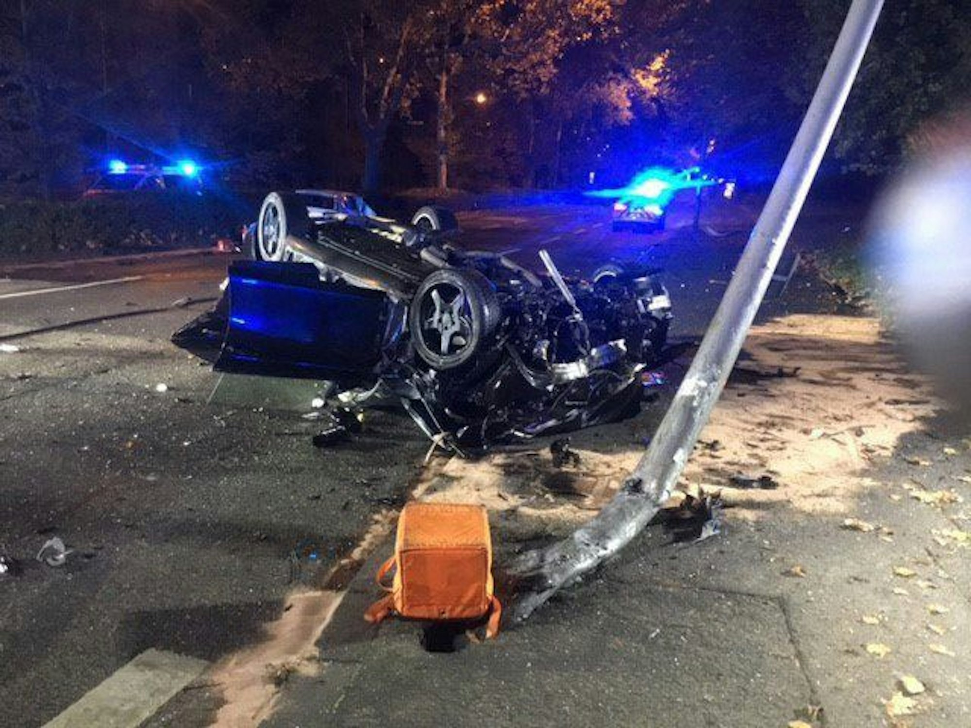 Ein Autowrack liegt nach einem Unfall in Wiesbaden am 22. Oktober 2022 auf dem Dach.