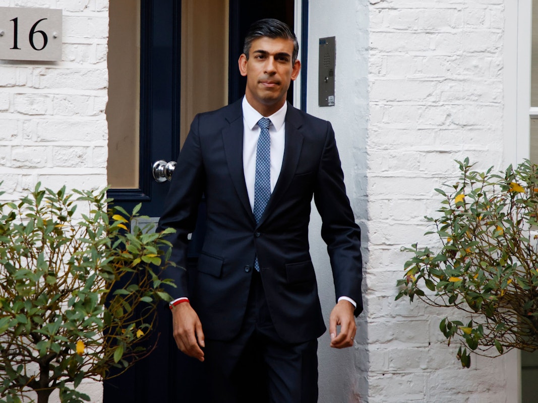 Rishi Sunak, ehemaliger Finanzminister von Großbritannien, geht vor seinem Haus.