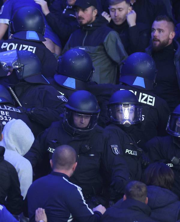 Polizeibeamte im Gästeblock von Schalke 04 im Olympia-Stadion in Berlin.