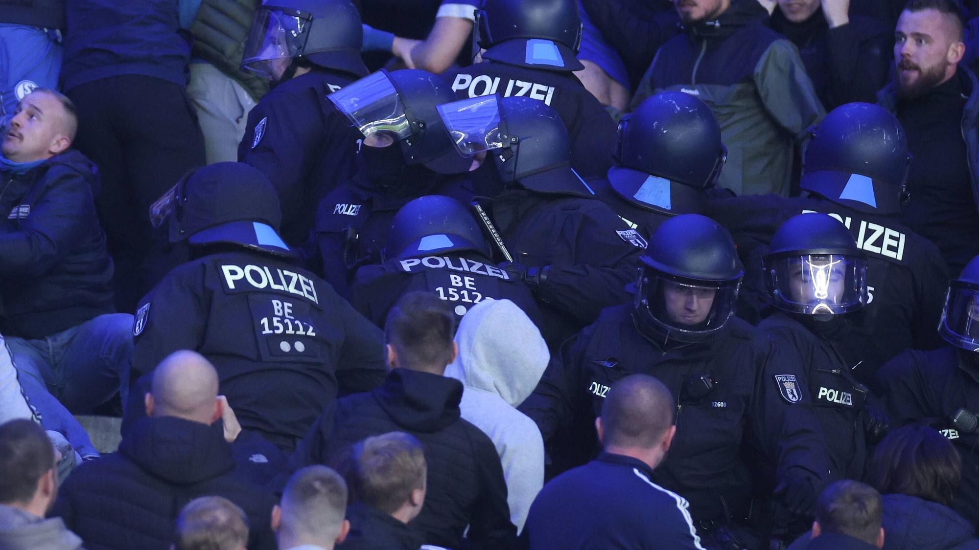 Polizeibeamte im Gästeblock von Schalke 04 im Olympia-Stadion in Berlin.