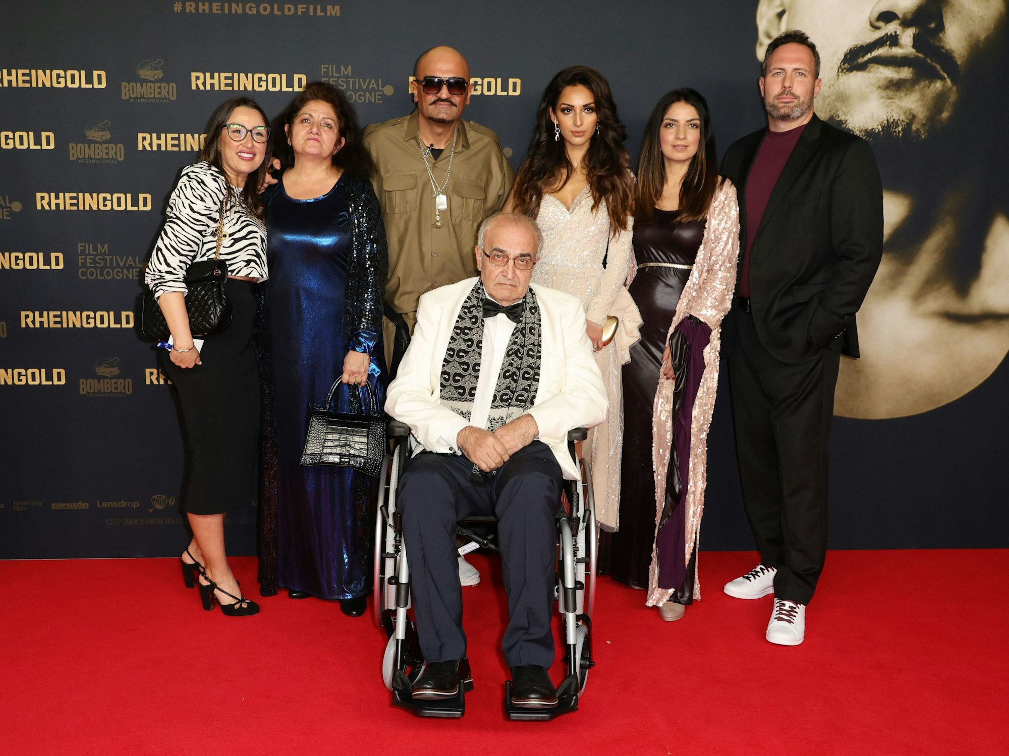 Xatar mit Familie bei der Premiere seiner Biografie Rheingold.