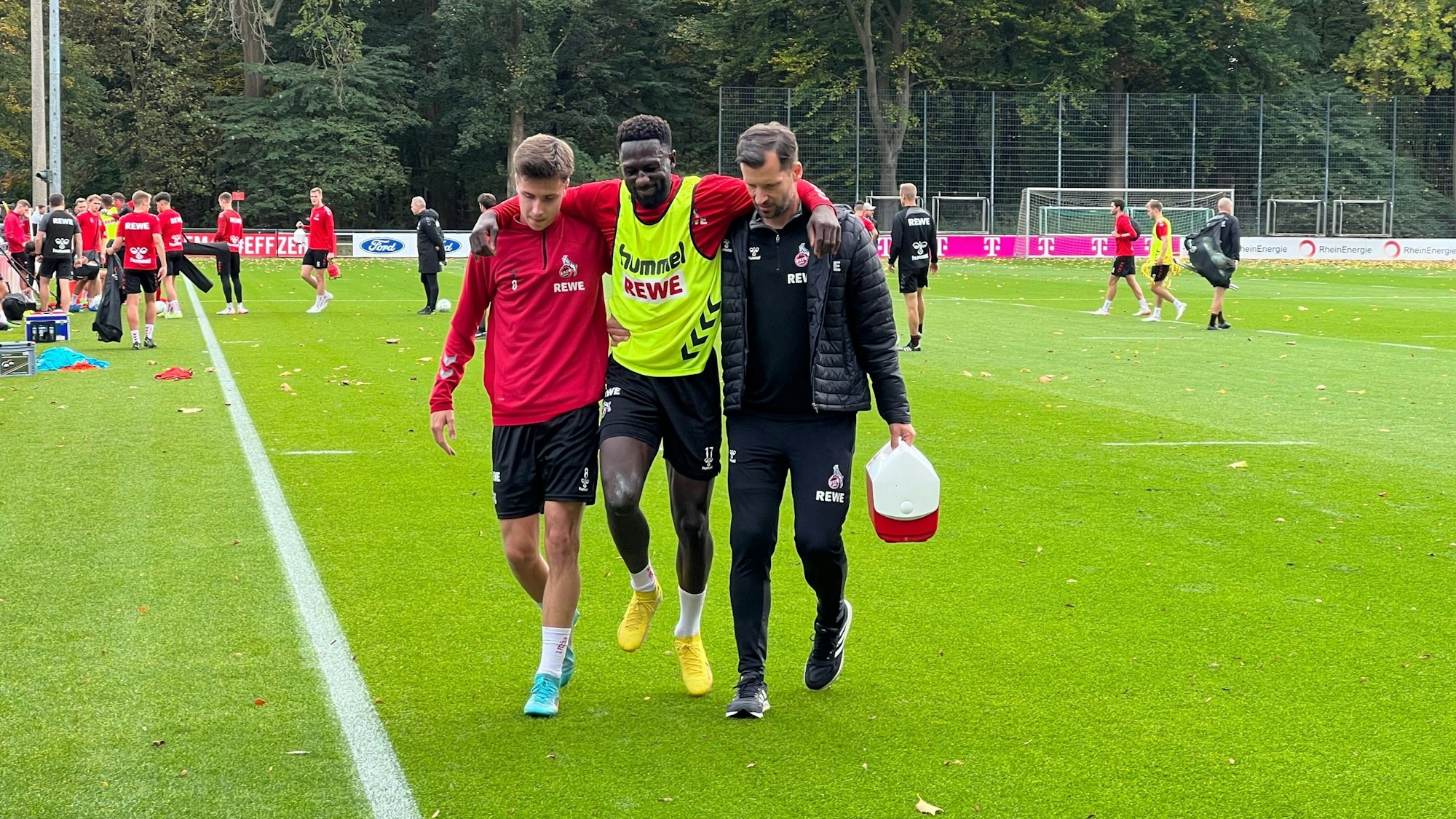 Kingsley Schindler verletzt sich im Training des 1. FC Köln.