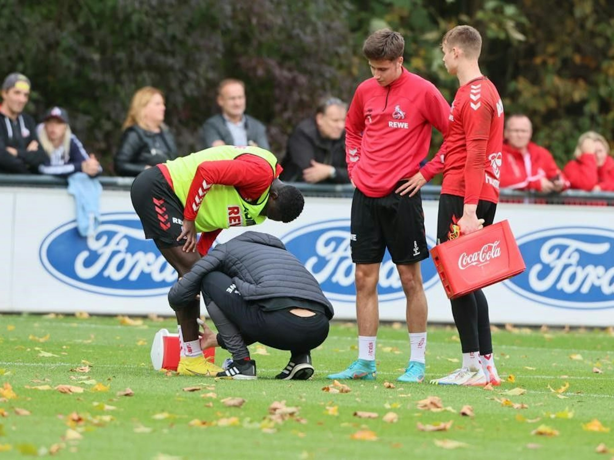 Kingsley Schindler wird im Training des 1. FC Köln behandelt.