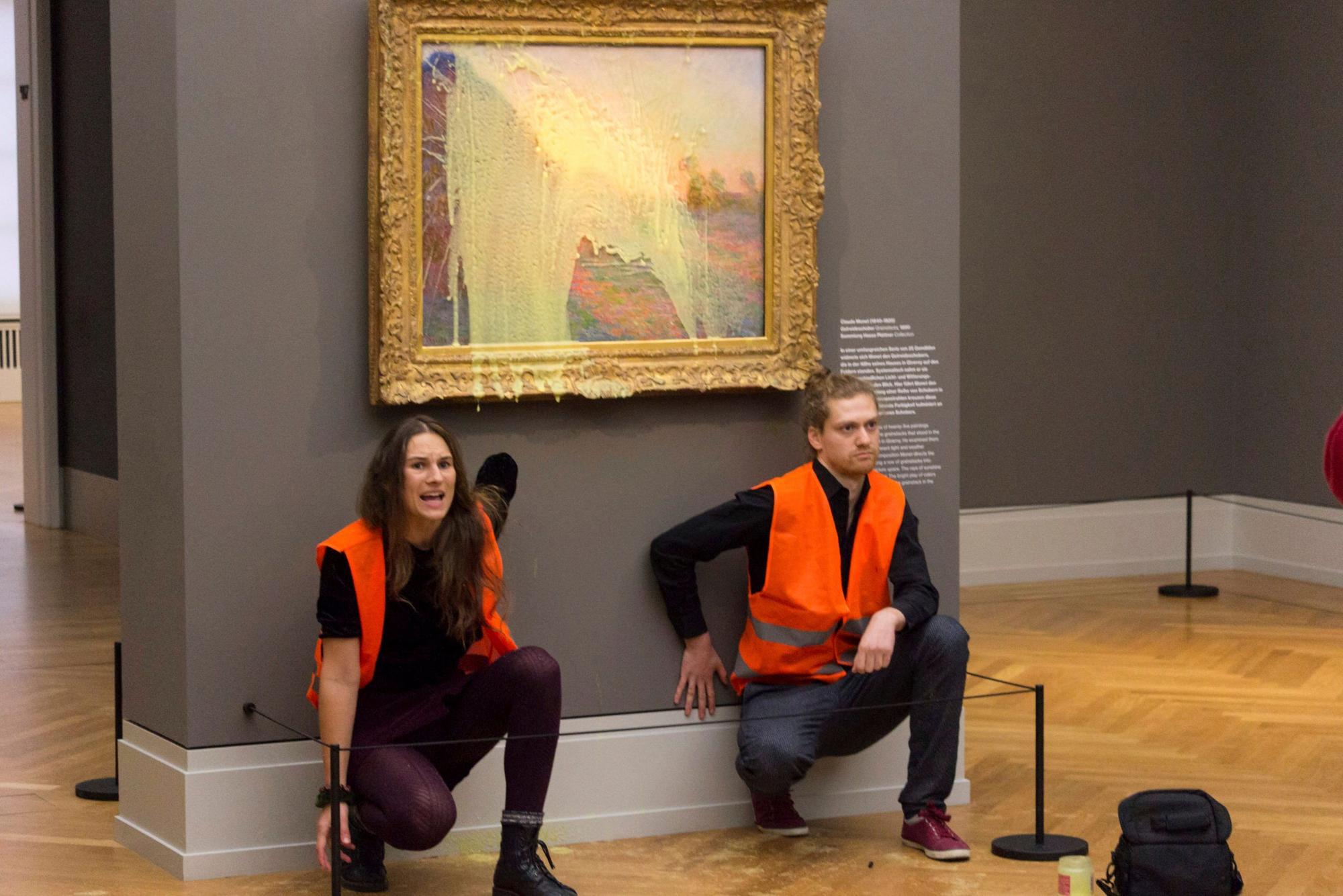 Die Protestgruppe Letzte Generation beschmiert im Barberini-Museum einen Monet mit Kartoffelbrei.