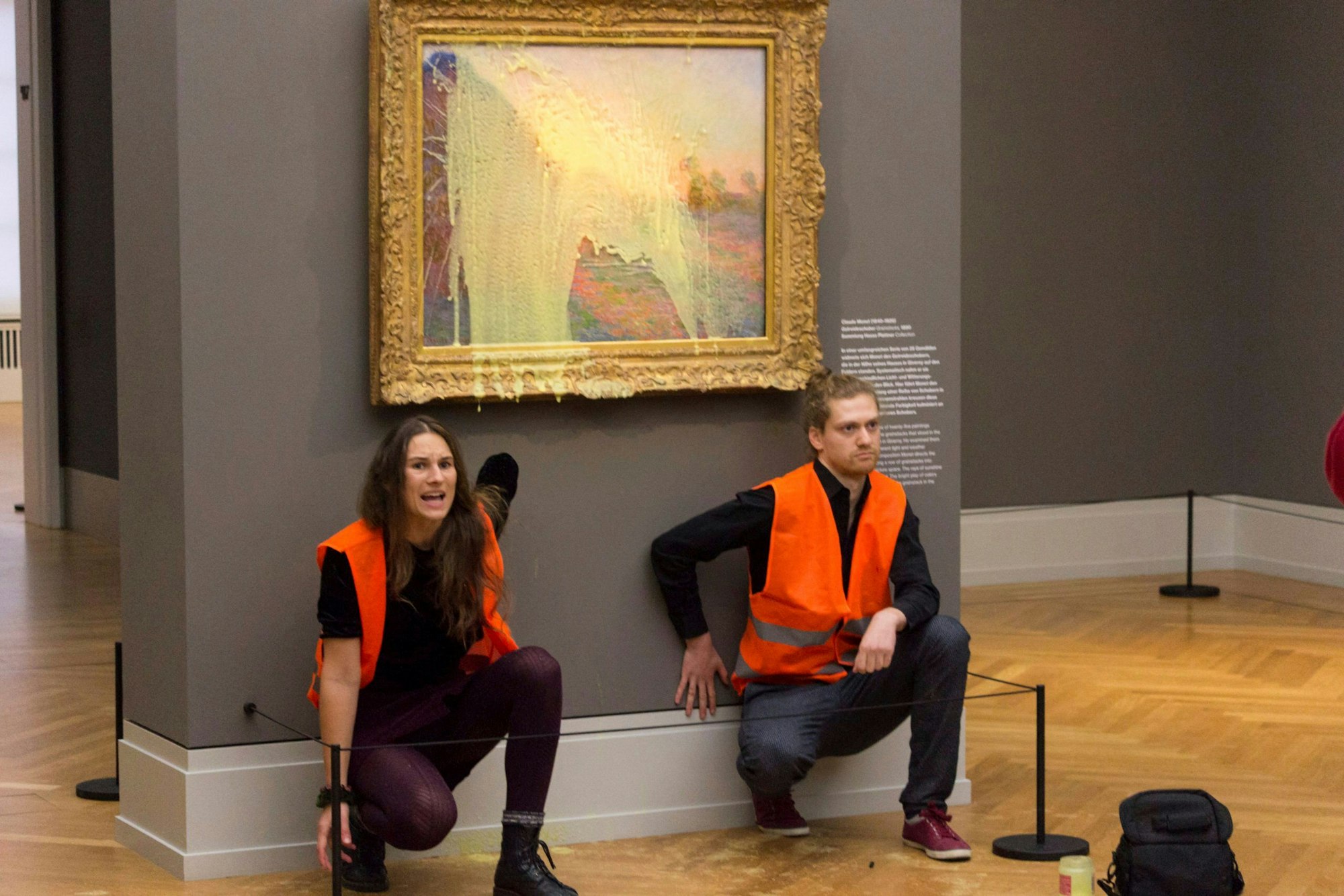 Die Protestgruppe Letzte Generation beschmiert im Barberini-Museum einen Monet mit Kartoffelbrei.