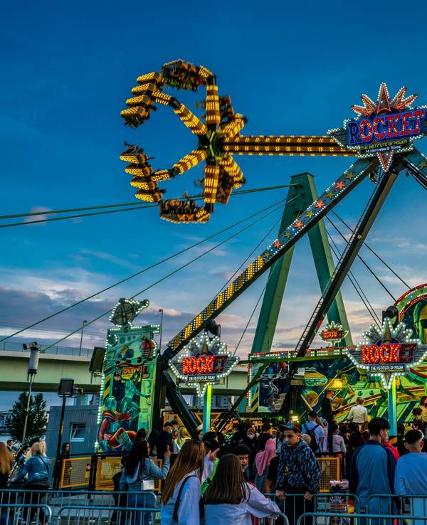 Das Fahrgeschäft Rocket Pop-Up-Freizeitpark auf der Deutzer Werft